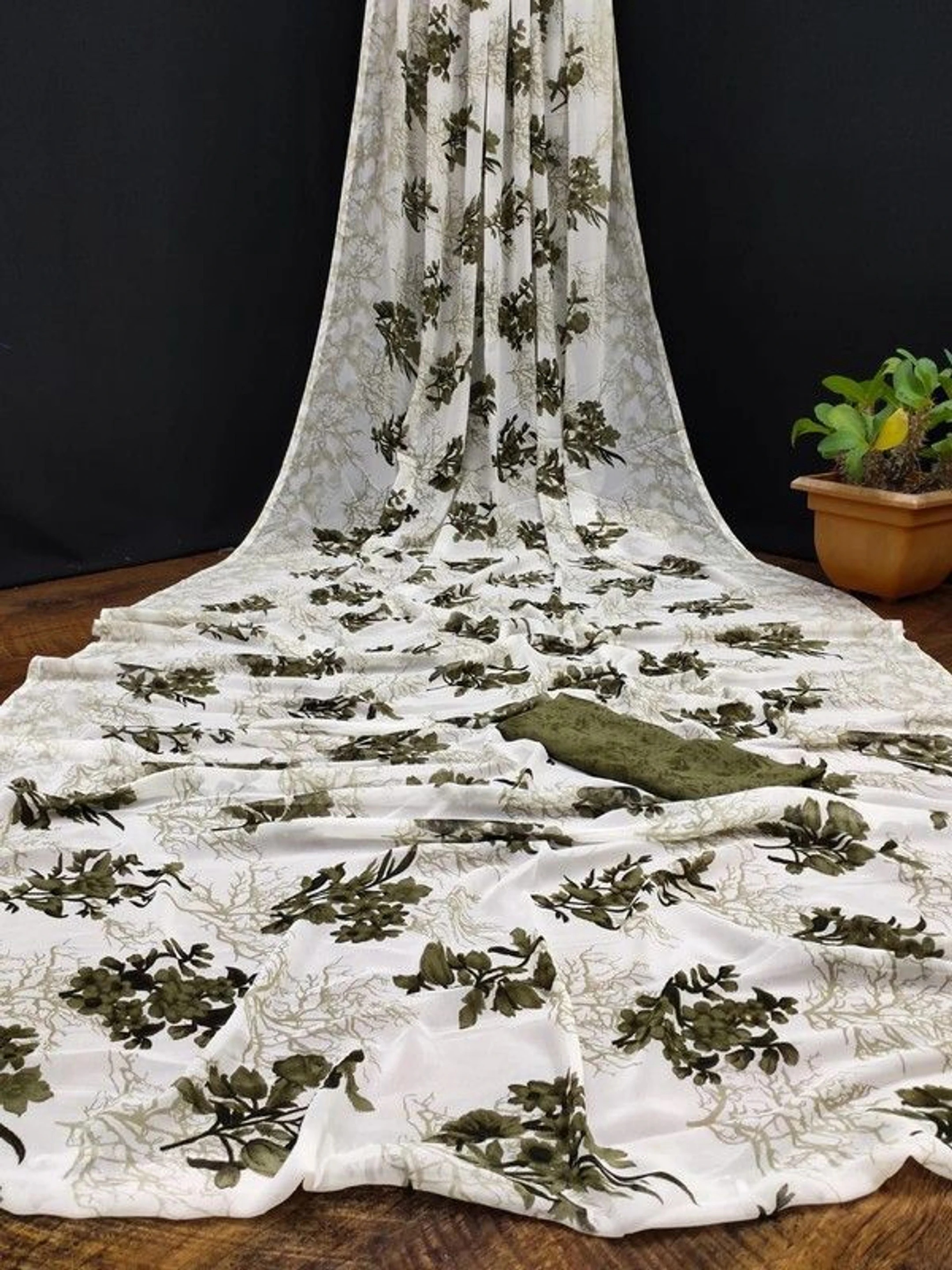 hetvi Floral Print Daily Wear Georgette Saree (Green)