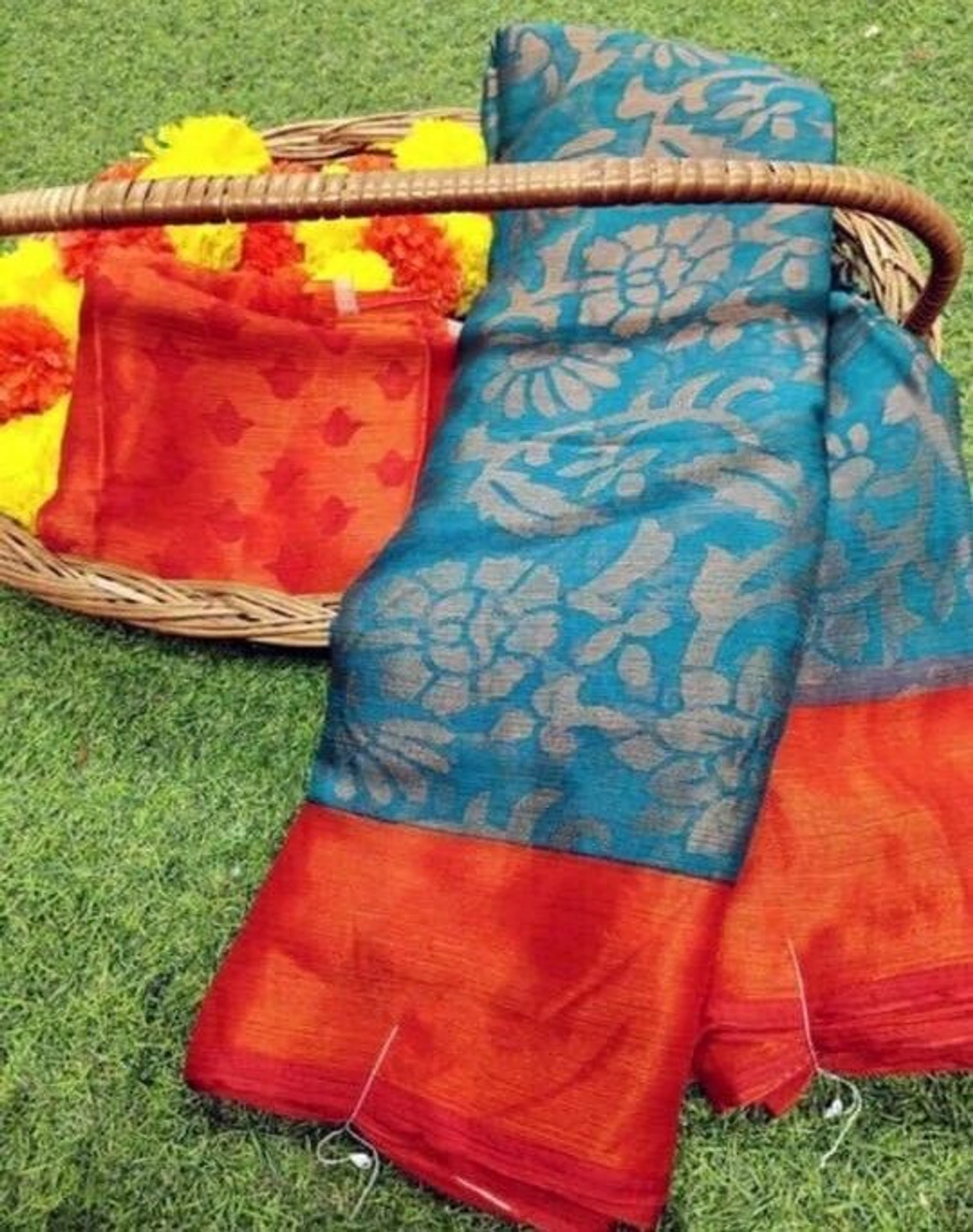 hetvi Floral Print Daily Wear Georgette Saree (Light Blue)