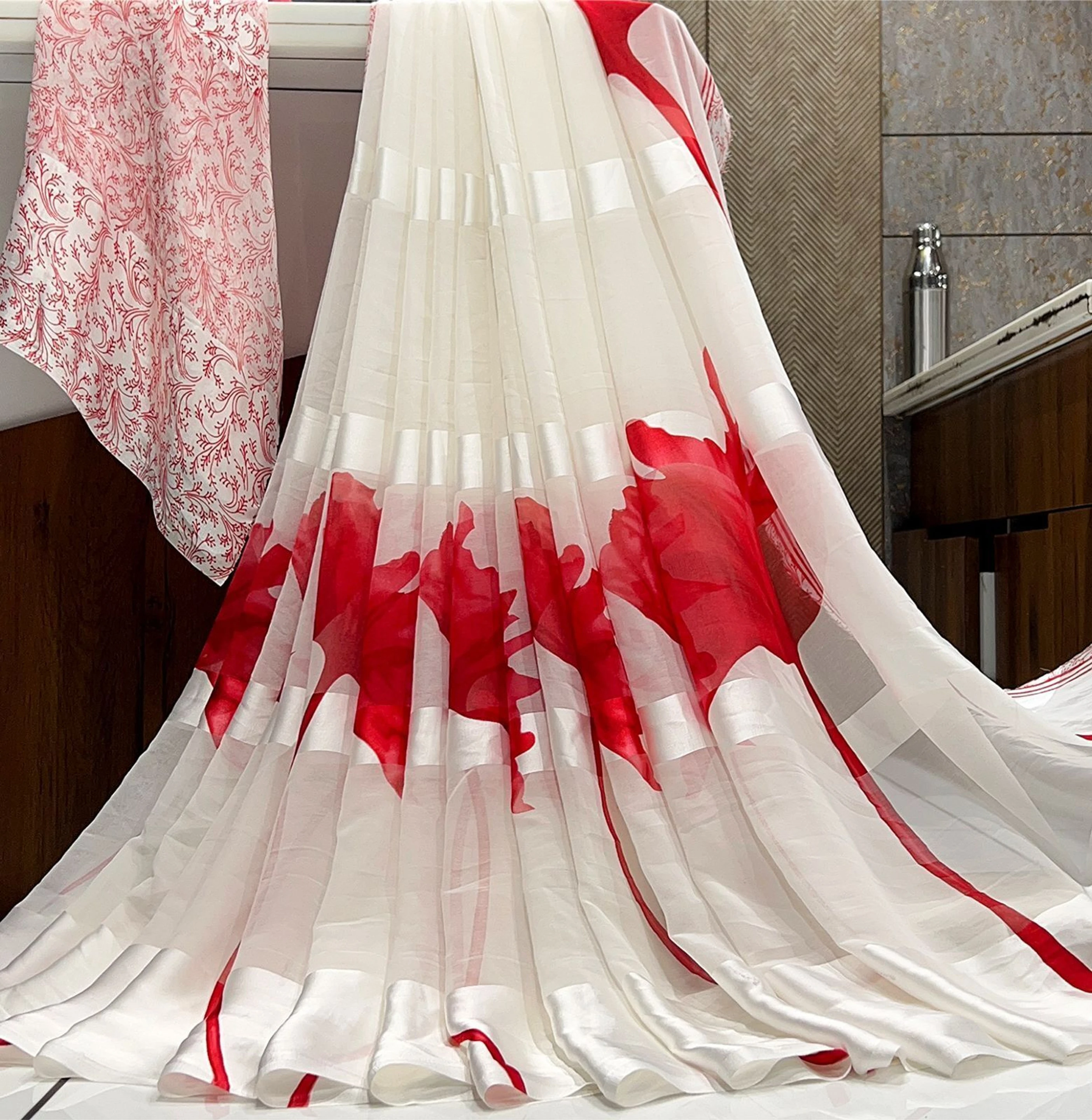 hetvi Floral Print Bollywood Georgette Saree (Red)