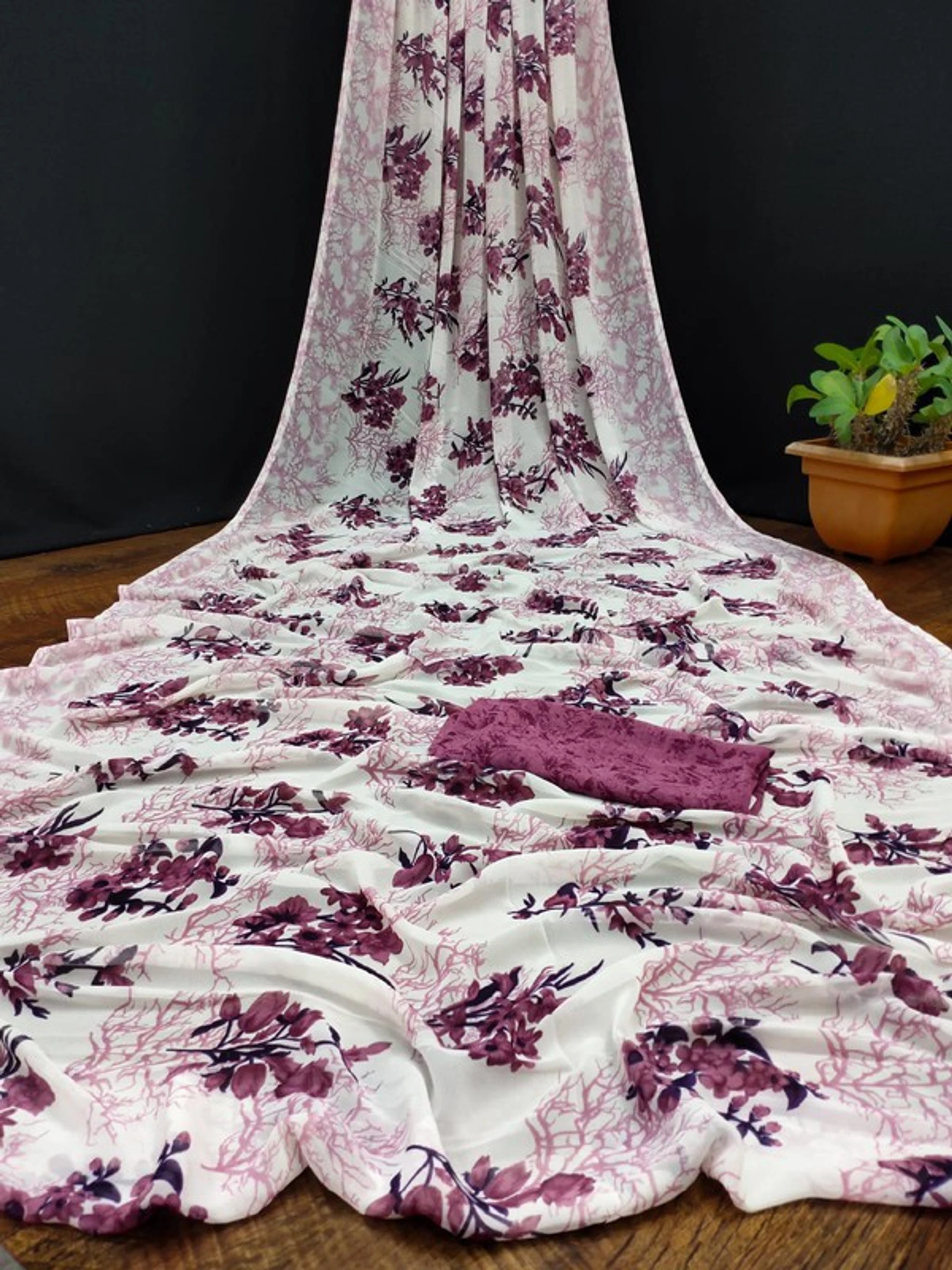 Hetvi Fashion Floral Print Daily Wear Georgette Saree (Pink)