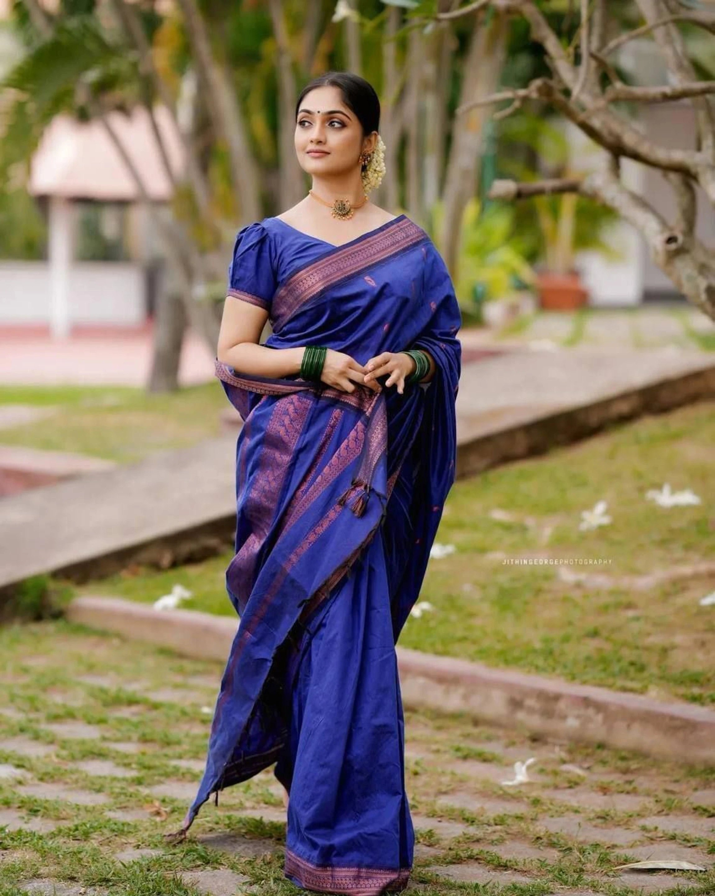 HETVI FASHIONS Embellished Kanjivaram Jacquard Saree (Blue)
