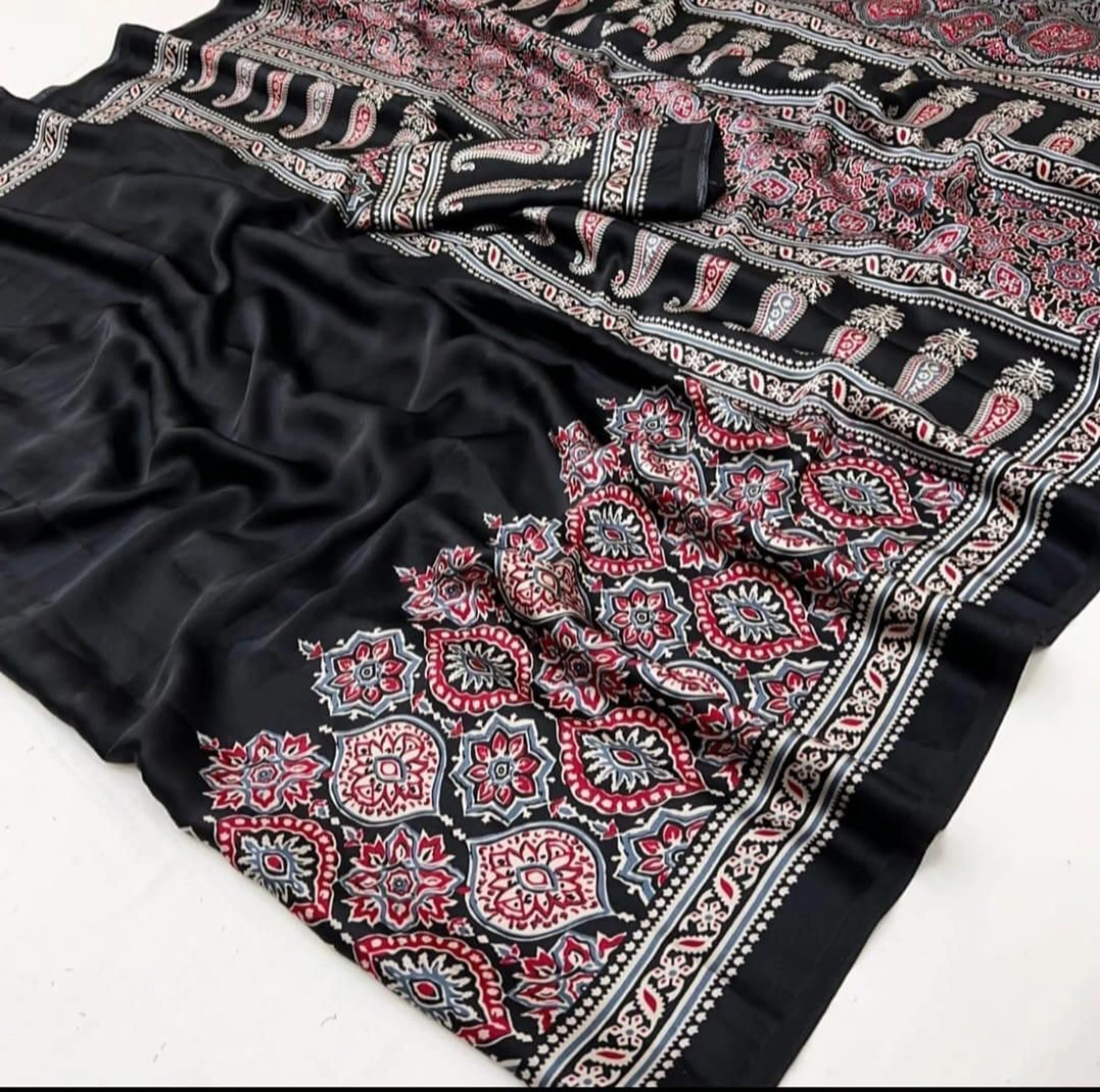 HETVI FASHIONS Printed Daily Wear Crepe Saree (Black)