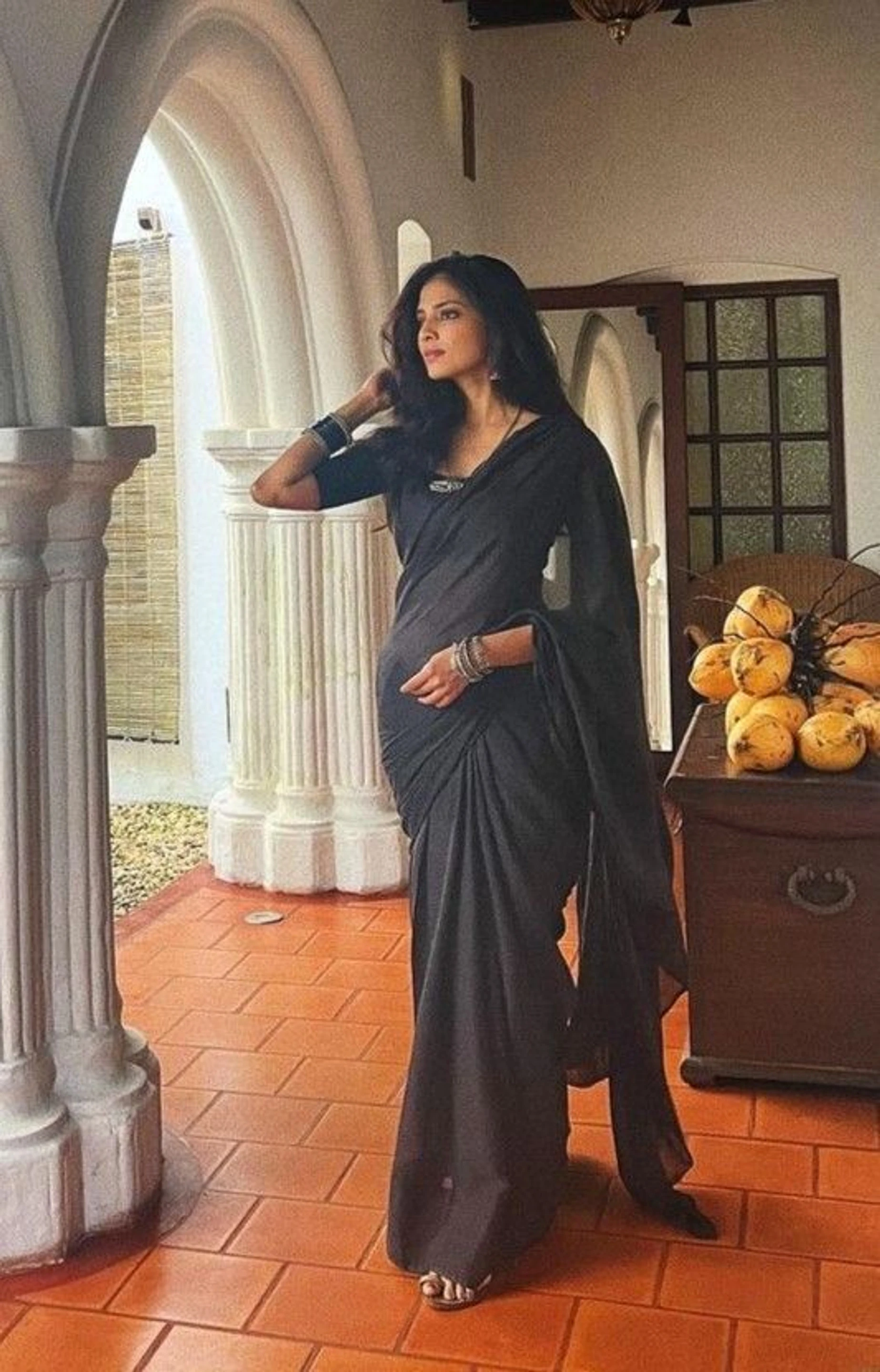 hetvi Solid/Plain Bollywood Georgette Saree (Black)