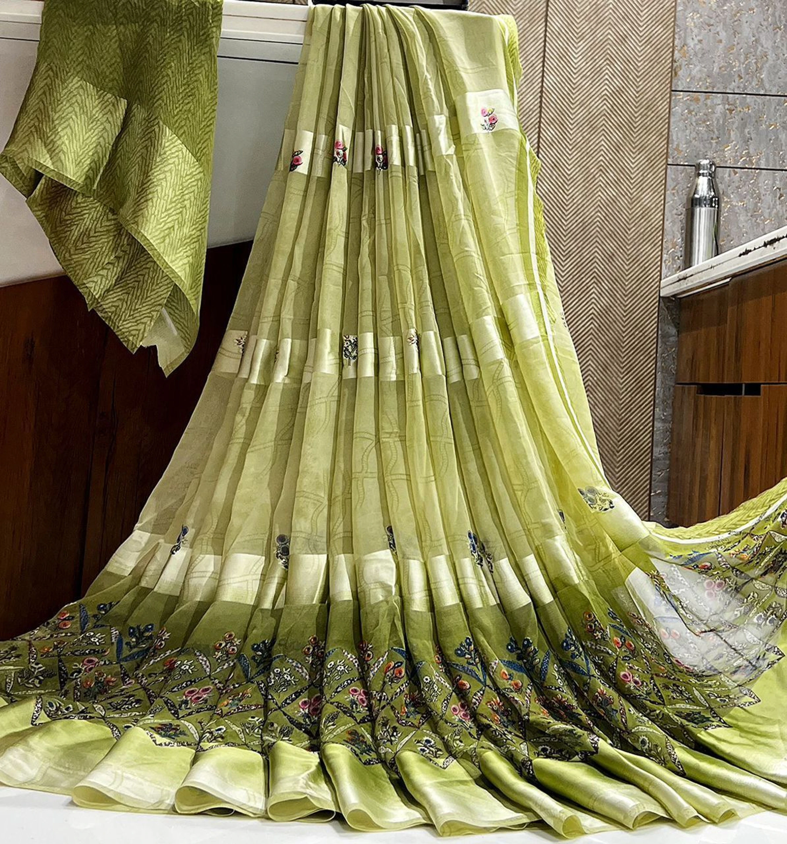 HETVI FASHIONS Printed Bollywood Georgette Saree (Light Green, Dark Green)