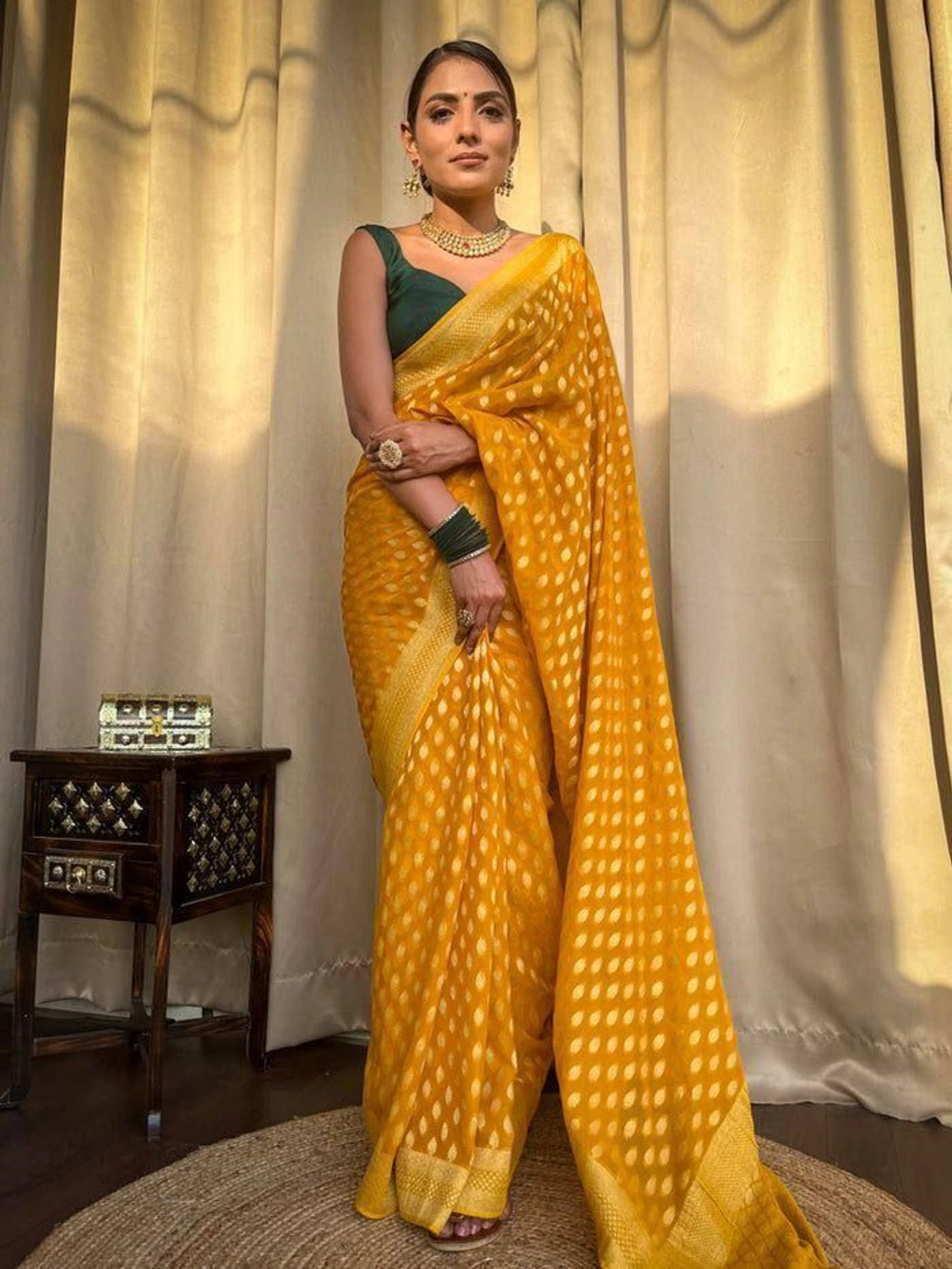 HETVI FASHIONS Self Design Kanjivaram Art Silk, Pure Silk Saree (Yellow, Gold)