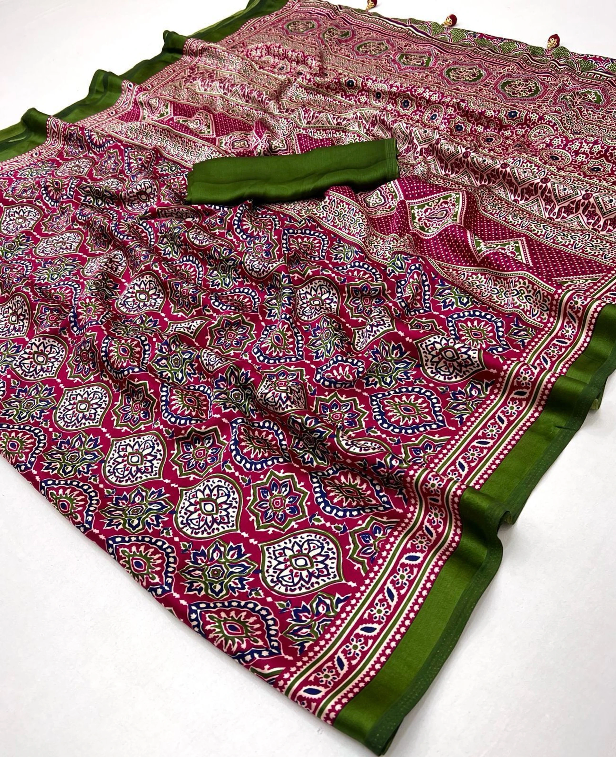 HETVI FASHIONS Printed Bollywood Crepe Saree (Pink)