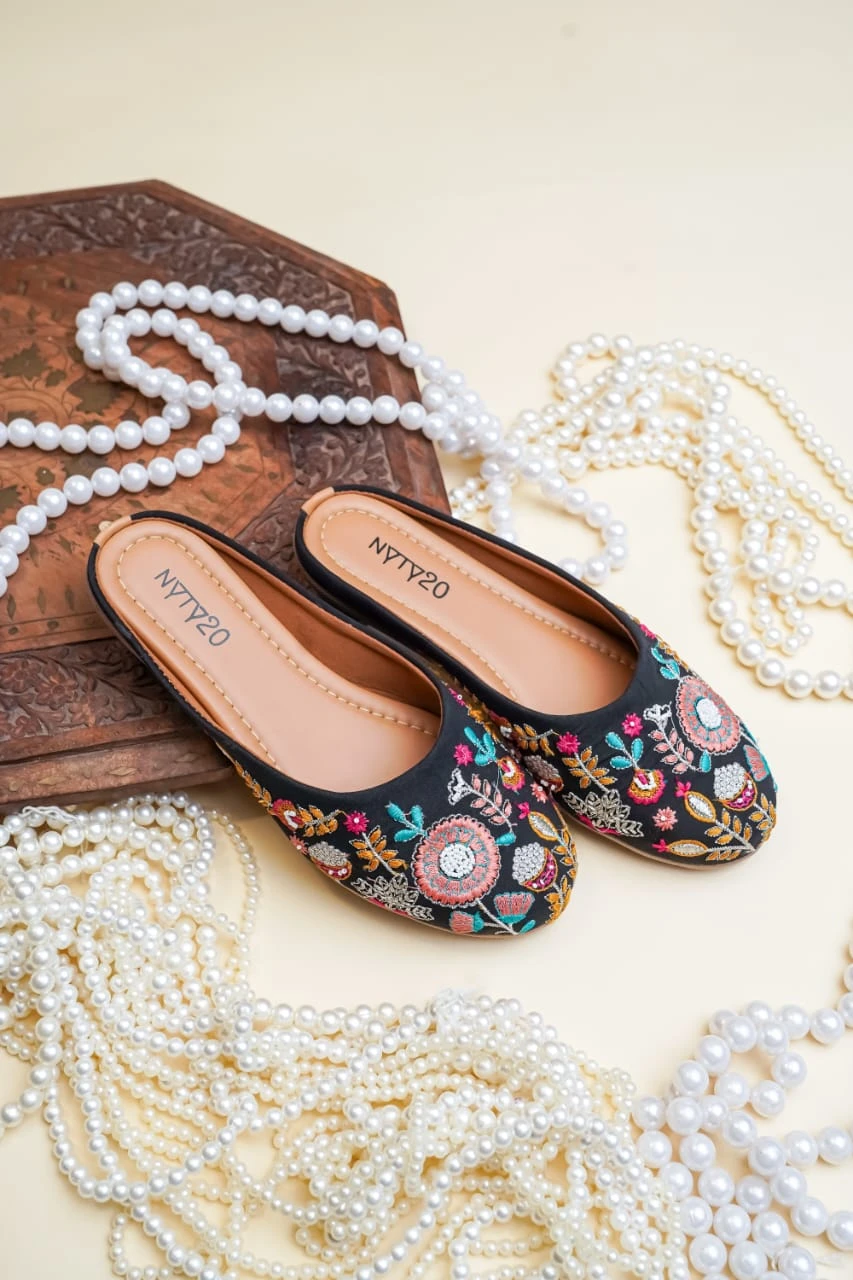 Black Pista Jutti | Handcrafted Dual-Tone Ethnic Footwear for Men & Women | Stylish & Comfortable Party Mojari